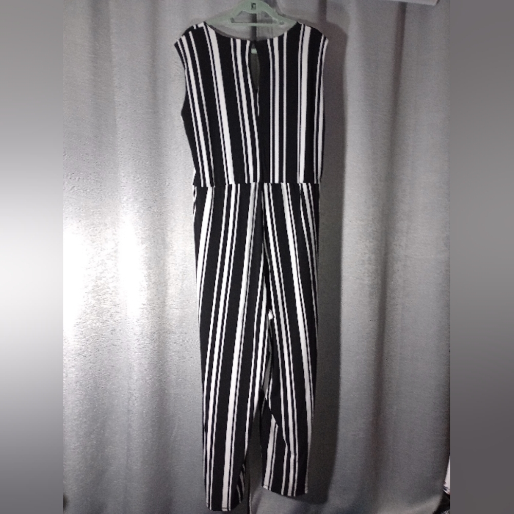 New Sleeveless Jumpsuit - Picture 5 of 5